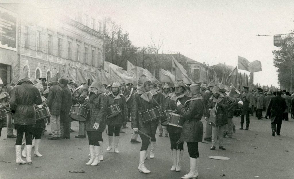 Группы № 12 (мастер п/о Зенкина Н.Г.) участвует в праздничной демонстрации 7 ноября 1981 г. Фото из архива колледжа.