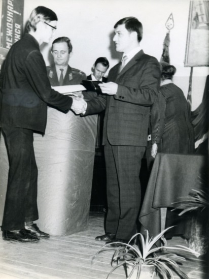 Директор училища А.Д.Дёмин вручает выпускнику аттестат, 1973 г. Фото из архива колледжа.