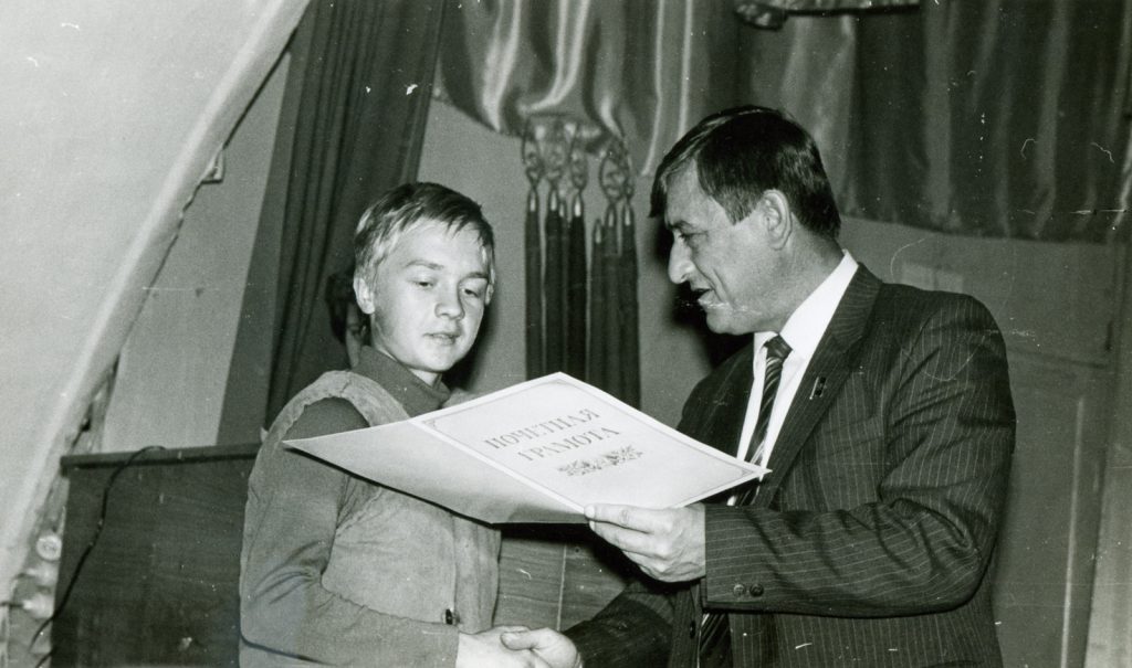 Директор ГПТУ №11 Демин А.Д. вручает почетные грамоты лучшим учащимся. 1974 г. Фото из архива колледжа.