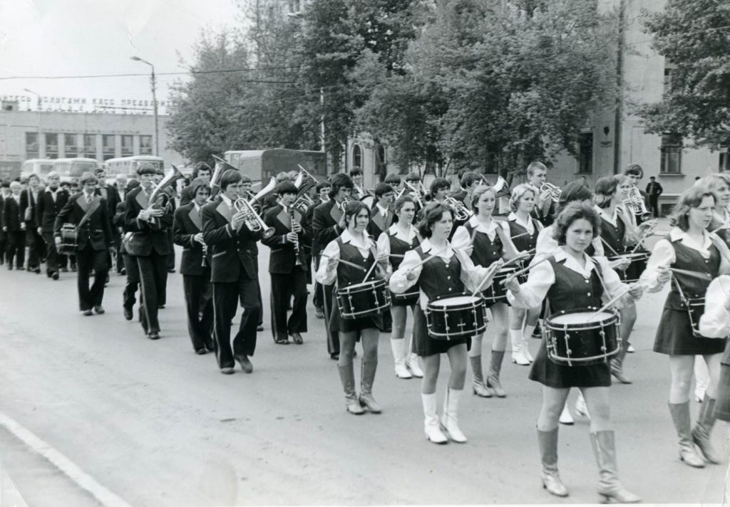 Наши учащиеся на праздничной демонстрации. 1981 г. Фото из архива колледжа.