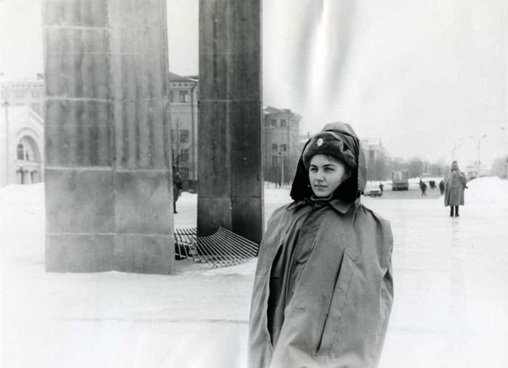 Учащаяся СГПТУ № 11 Наталья Орлова на посту у Вечного огня, 1983 г. Фото из архива колледжа.