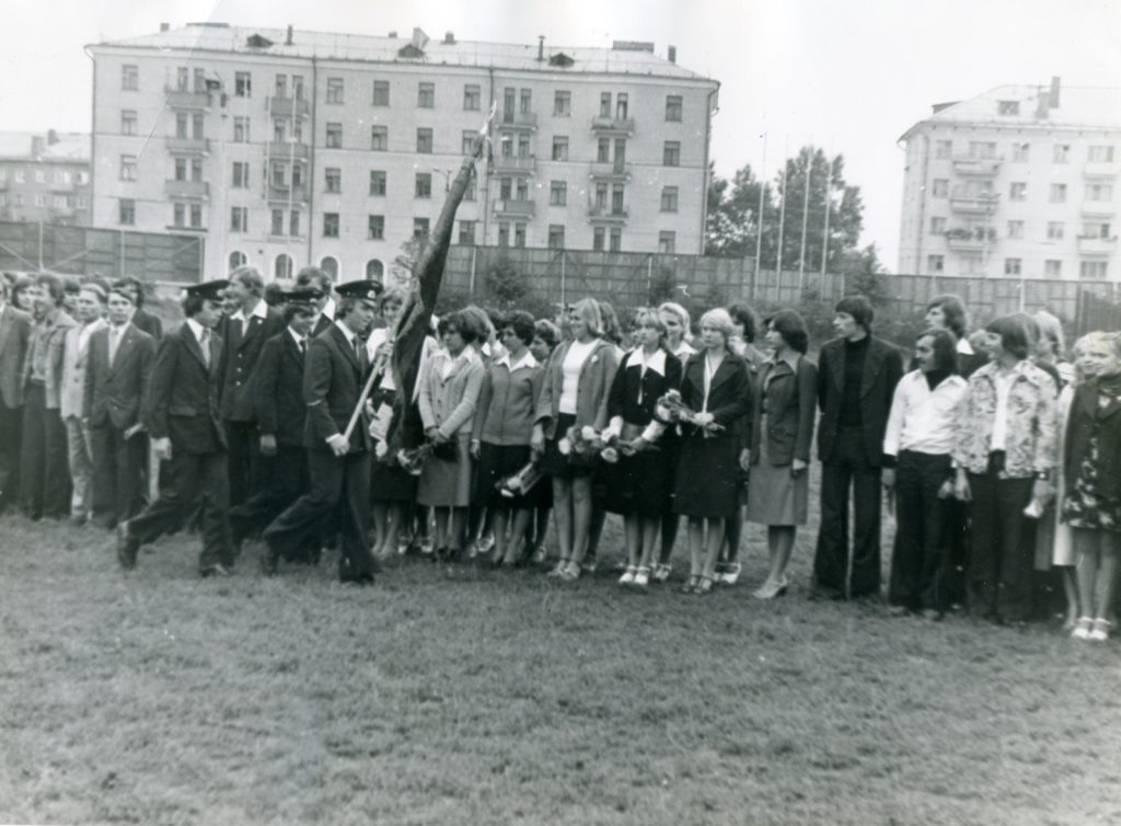 Праздничная линейка, посвященная 1 сентября. 1972 г., на стадионе «Локомотив». Фото из архива колледжа.