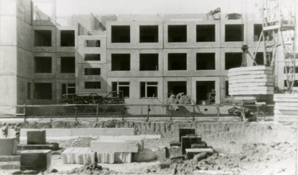 Строительство нового здания нашего учебного заведения, пос. Мясново. Конец 80-х годов XX в. Фото из архива колледжа.