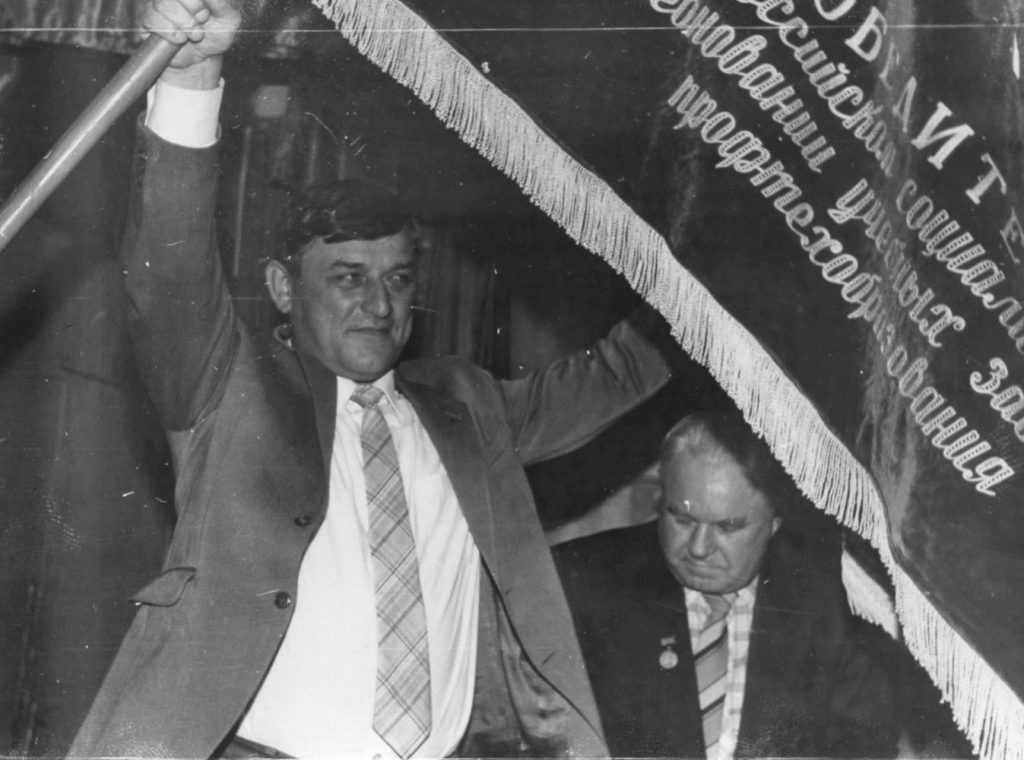 Директор СГПТУ № 11 Демин А.Д. держит переходящее Красное Знамя. Фото из архива колледжа.